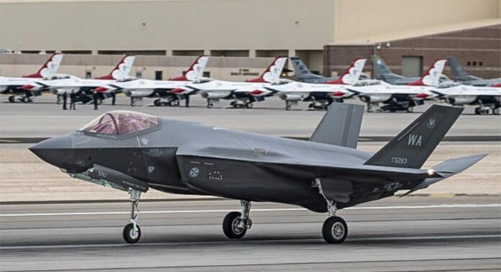 Kanada felülvizsgálja az amerikai F-35-ös vadászgépek vásárlását