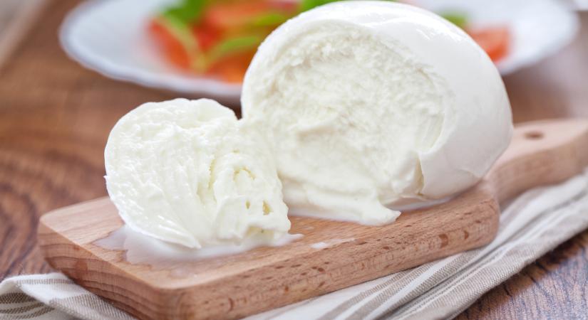 Miért fehér a mozzarella, ha a többi sajt sárga?