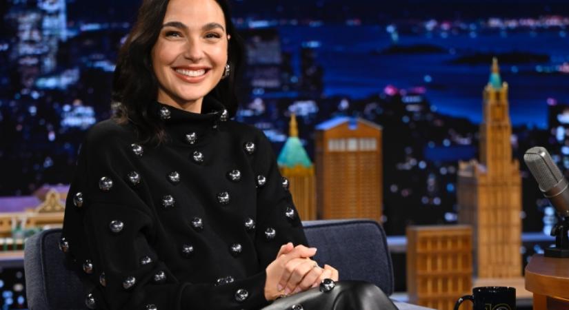 Gal Gadot tarolt a vörös szőnyegen: a Wonder Woman sztárja csipkeruhában bolondította magába az embereket – Fotók