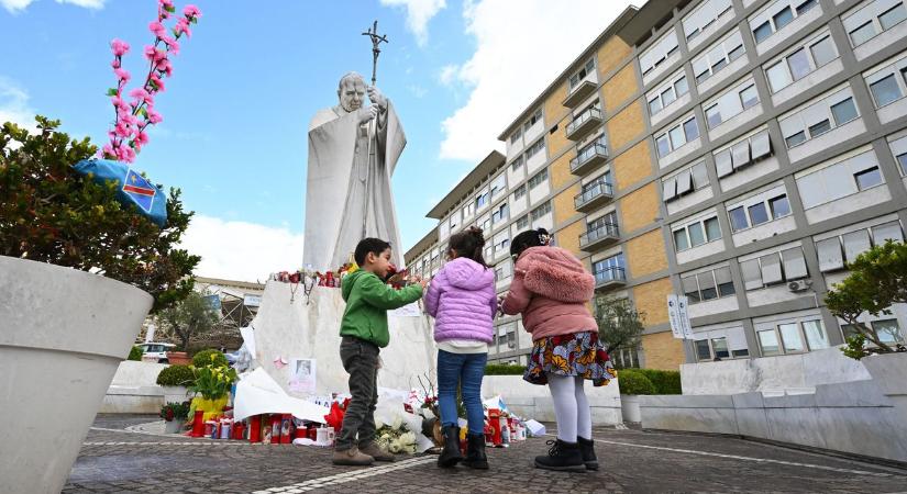 Itt az első fotó Ferenc pápáról a kórházba kerülése óta