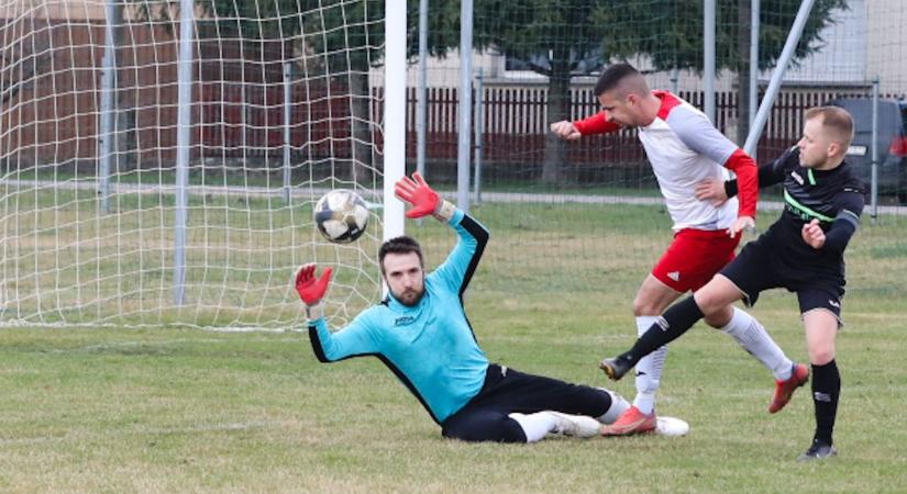 ,,Nagyon jó, hogy a megyei II-ben be vannak drótozva a sporik, mert jól elbeszélgetnek, de a mérkőzéssel nem foglalkoznak"