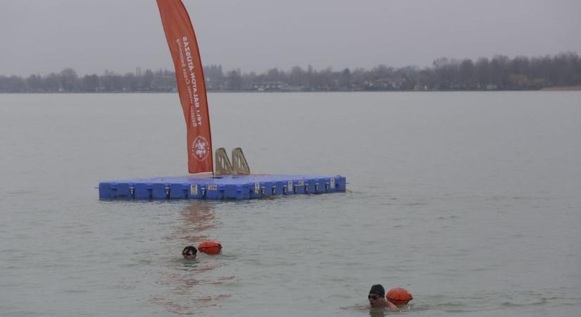 Jeges rekord a Balatonban - egy hölgy volt a csúcs