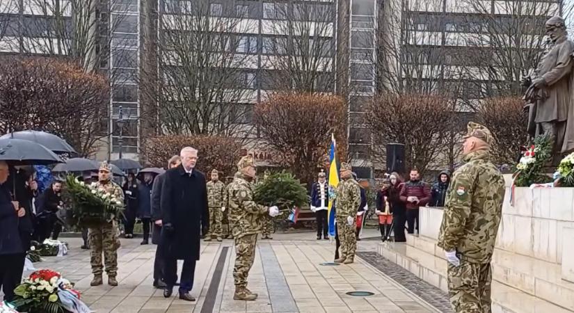 Kukába dobta az orosz főkonzul március 15-i koszorúját a debreceni momentumos