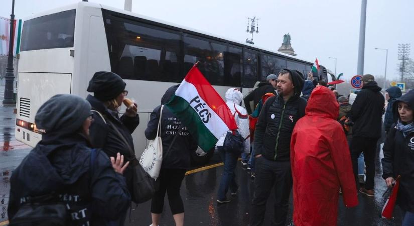 Sajtóhír: buszoztathatták az embereket a TISZA március 15-ei rendezvényére