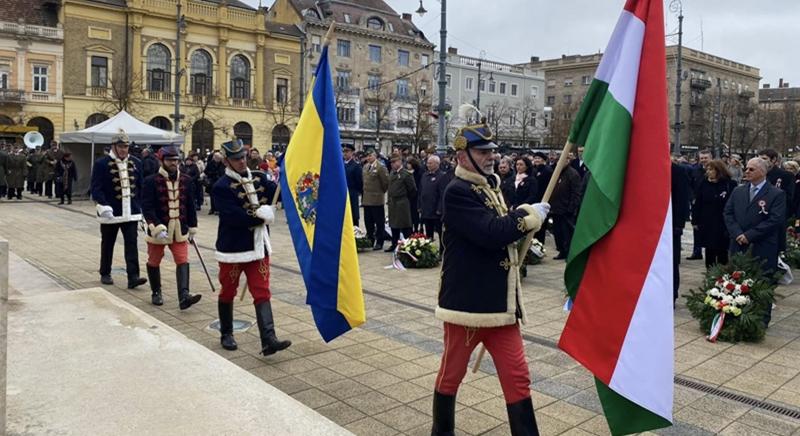 Erről ennyit: a kukában landolt az orosz főkonzul koszorúja a március 15-ei megemlékezés után