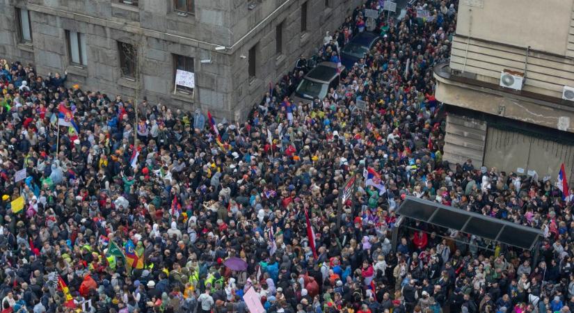 Káosz, pánik és menekülés – tiltott fegyvert vetettek be Belgrádban a tüntetők ellen?