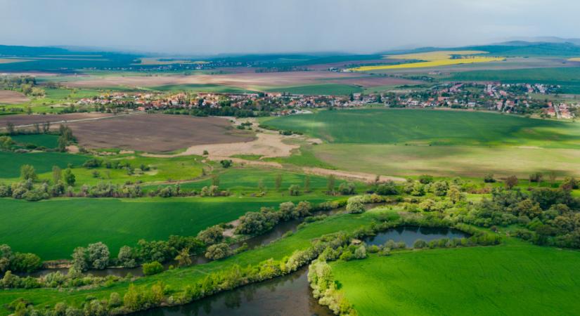 Újabb brutális ingatlanár-robbanás jöhet az agglomerációban, Balatonnál: ráfizet, aki most kivár?