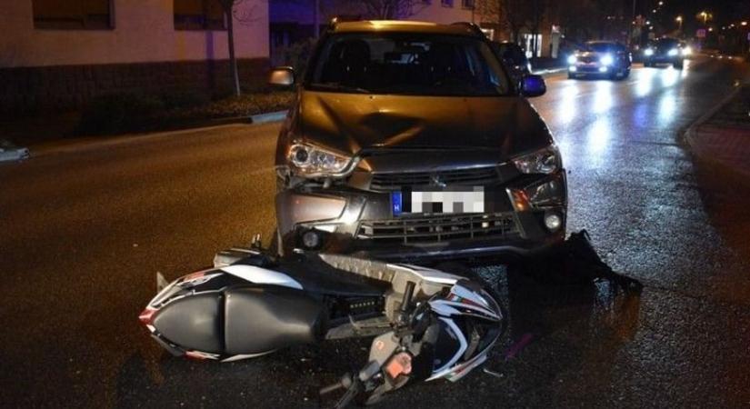 Szabályosan közlekedő motorost sodort el egy autó