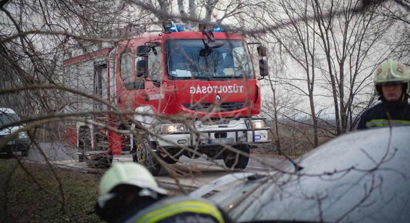 Brutális balesetek a hétvégén: árokba csapódott és villanyoszlopot döntött ki egy kisbusz