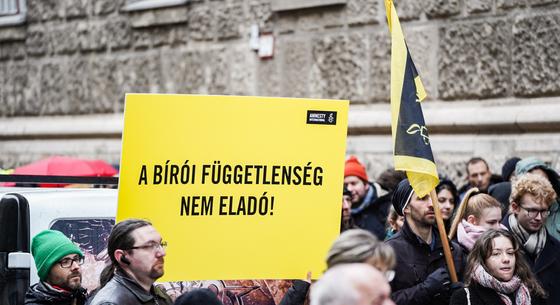 Egy jogállamban ez egy politikustól sem megengedhető - visszautasítja Orbán Viktor poloskázós beszédét az Országos Bírói Tanács