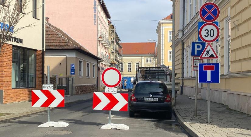 Elterelik a forgalmat a zalaegerszegi Ady utcán