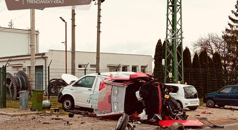 SZÖRNYŰ: Parkoló autónak ütközött, kigyulladt a személyautó, amit egy 84 éves férfi vezetett