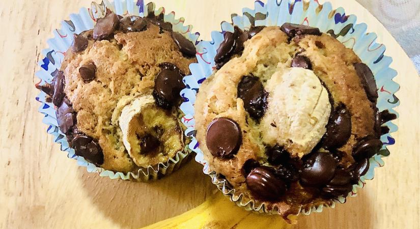 Ha barnul a banán, elő a muffinsütővel! Banános muffin folyós csokicseppekkel