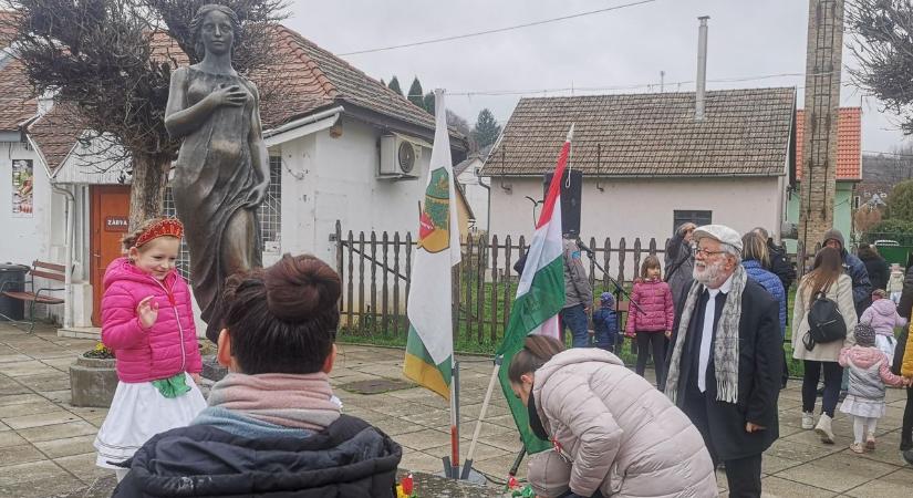 Két különleges szobor keretezte az ünnepi megemlékezést