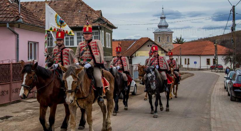 Huszárokkal ünnepelték március 15-ét Szilágyságban – így emlékeztek Zsobokon