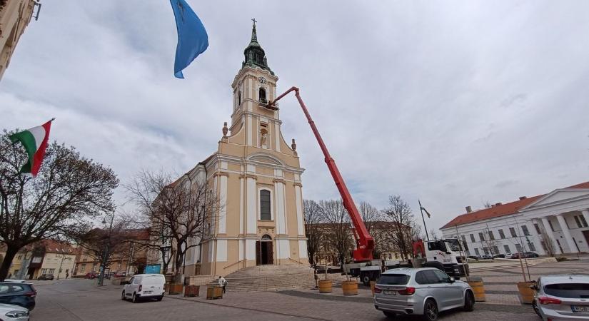 Mi történhetett a belvárosi templomnál?