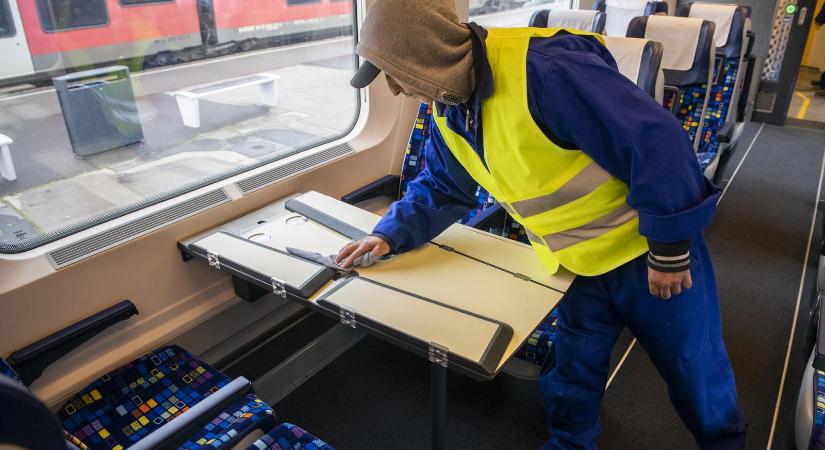 Itt van Lázár János újabb nagy bejelentése, hogy április 1-jétől takarítás is lesz az InterCity-vonatokon