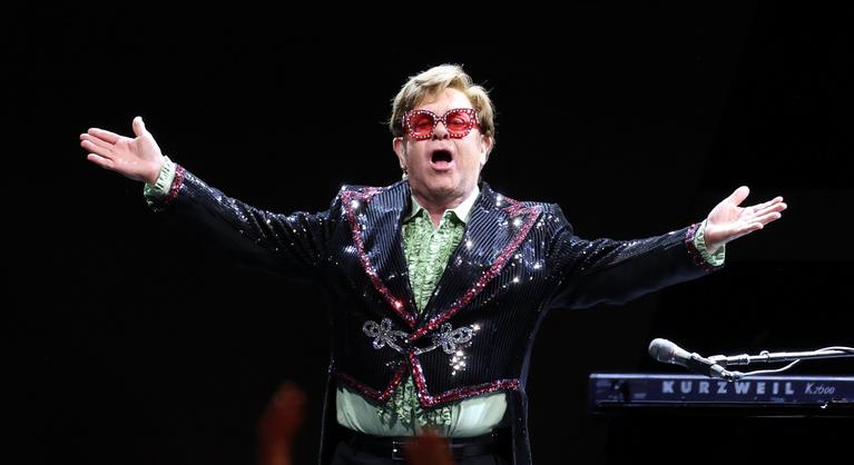 Rohamosan romlik Elton John állapota, aggódnak a rajongók