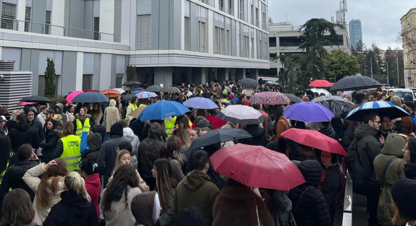 A sürgősségi központ előtt tüntetnek az orvostanhallgatók