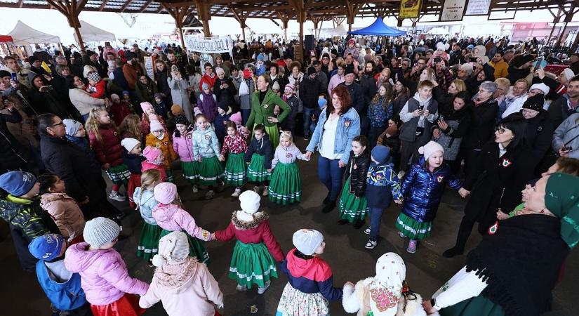 Az esős idő sem fogott ki a Magyarok vásárán, zsúfolásig megtelt a tér érdeklődőkkel