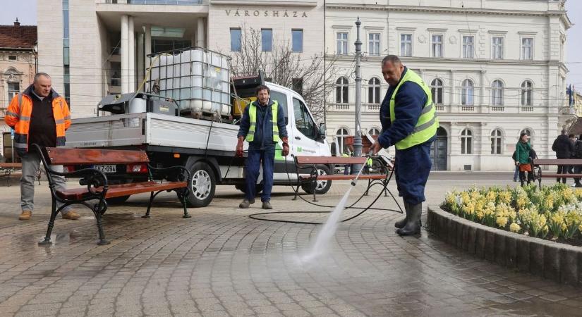 Nagyszabású takarítási akció Miskolcon: illatos biohabot és speciális törlőkendőket is bevetnek - képek, videó