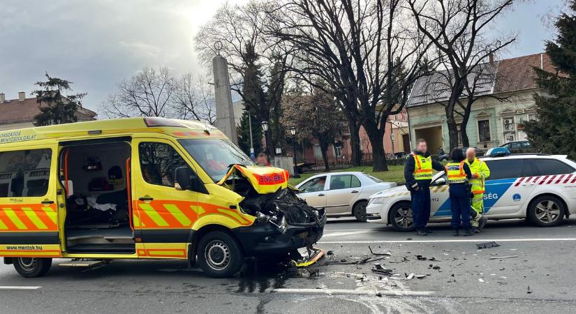 Mentőautó karambolozott Egerben a négysávoson  fotók