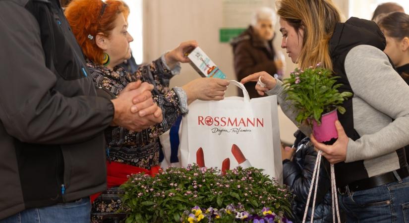 Szépség és gondoskodás nőnapon – A Baptista Szeretetszolgálat ismét a Rossmann támogatásával szerzett örömet a rászoruló hölgyeknek