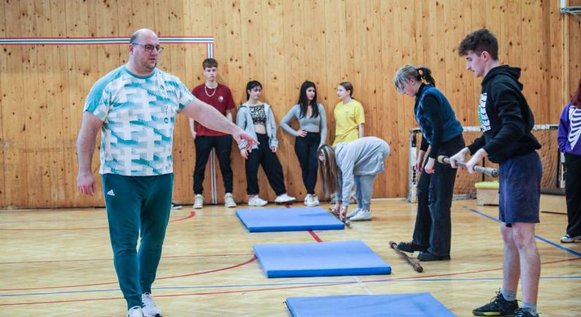 Nagybetűs bajnok érkezett Szolnokra, a fiatalok is megmérkőzhettek vele – videóval, galériával