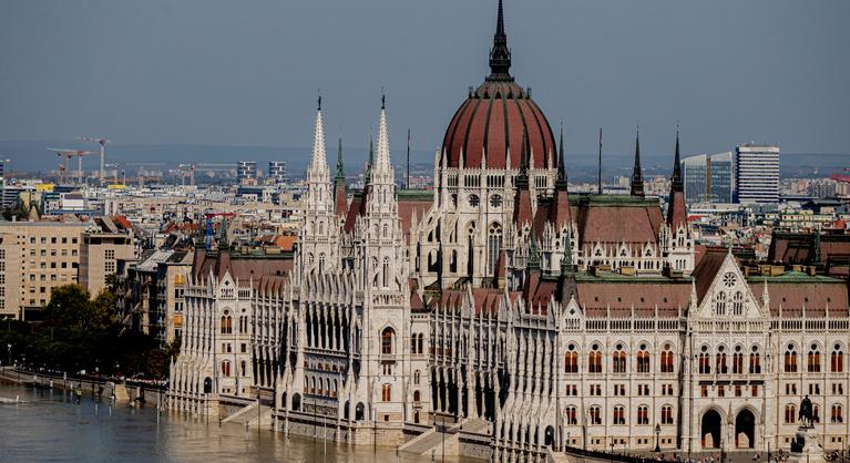 Kivételes eljárásban tárgyalja a parlament a Pride tiltását, már kedden megszavazhatják
