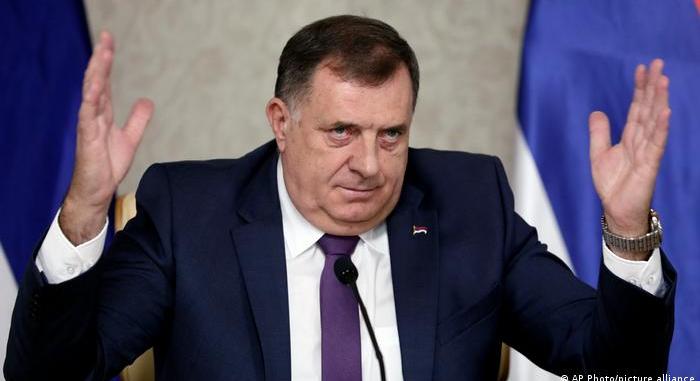 Elfogatóparancsot adtak ki Dodik ellen