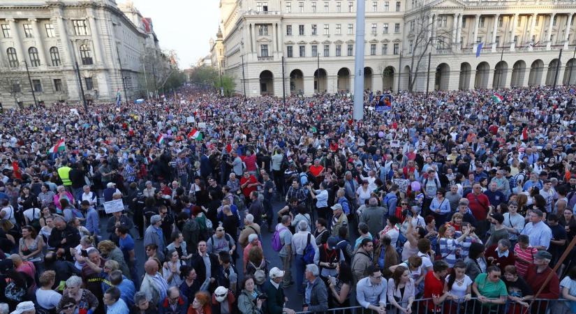 Tüntetést szerveznek keddre a gyülekezési törvény miatt a Kossuth térre