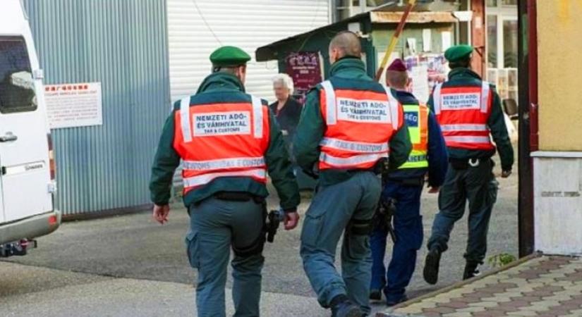 Ultrahangos zavaróeszközöket, lehallgató berendezéseket, kémkamerákat foglalt le a NAV