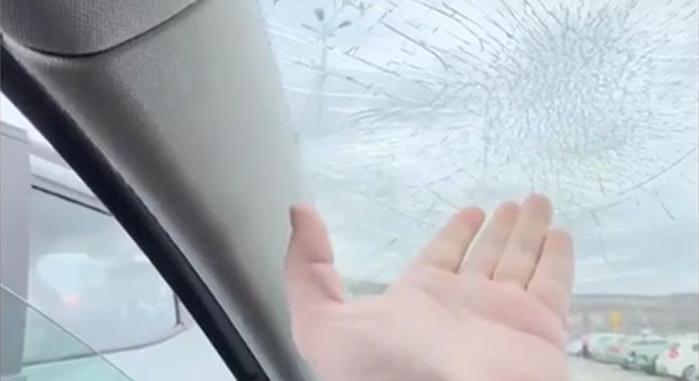 Ököllel verte be egy autó szélvédőjét egy kolozsvári sofőr, mert nem kapott elsőbbséget (VIDEÓ)