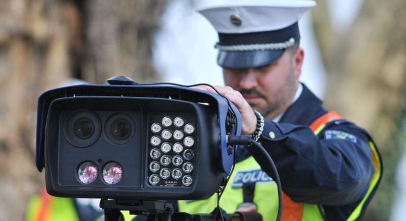 Több mint 300 ezres csekk vár a száguldozó motorosra