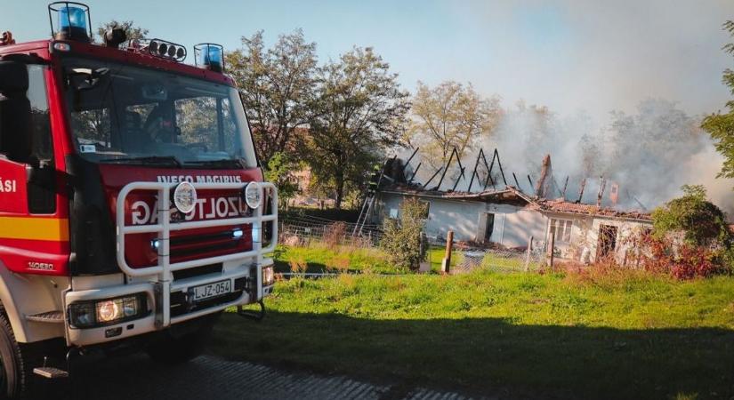 Kigyulladt egy tűzifával teli melléképület Dombóváron