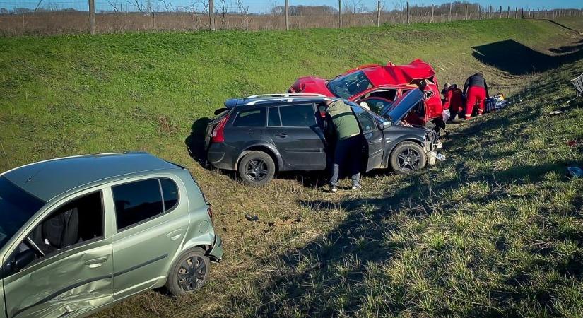 Brutális tömegbaleset történt a magyar autópályán – mentőhelikoptert is riasztottak