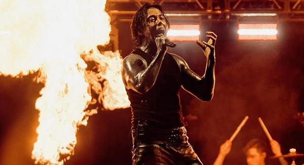 Nekiestek a kommentelők a Falling In Reverse frontembere új barátnőjének