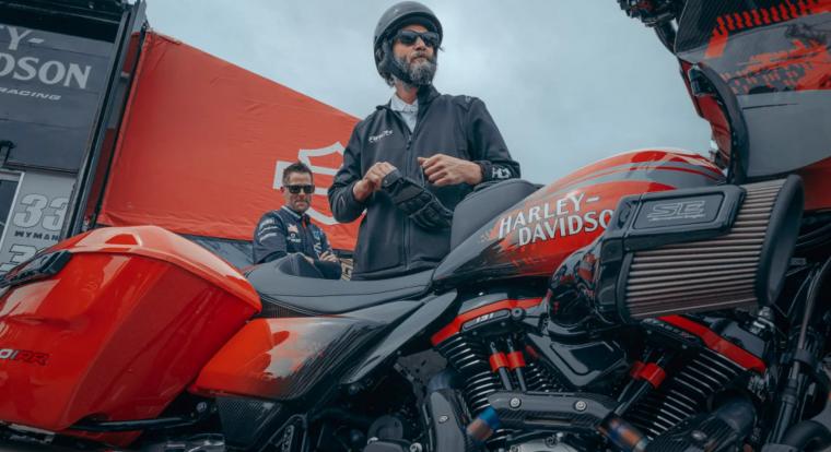 Keanu Reeves egy új, 110 000 dolláros Harley-Davidsonnal száguld – a cég történetének legerősebb motorja