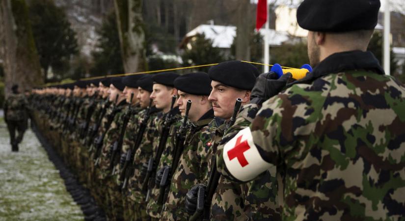 Válságban a svájci hadigépezet, menekülnek állásaikból a katonai szervezetek vezetői