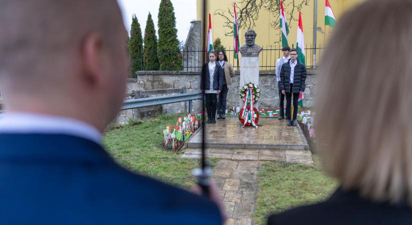 Olaszliszkán kiterelték az esőbe ázni az iskolásokat, hogy 1848-'49 hőseire emlékezzenek