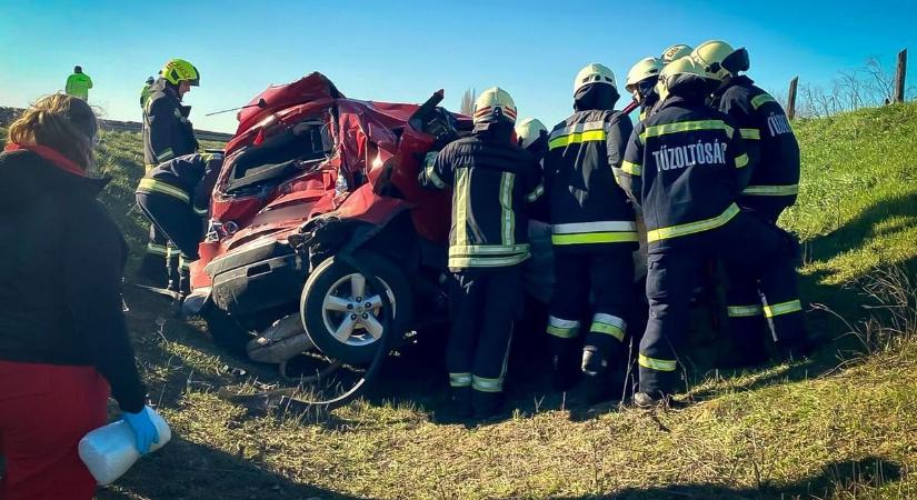 Kiderült, hányan sérültek meg az M35-ösön történt tömegbalesetben – fotókkal, videóval