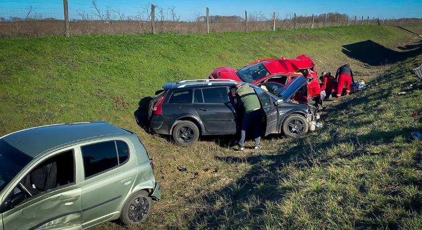 Tömegbaleset az autópályán, több autó az árokba csapódott