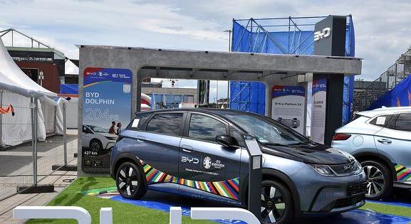Hipergyorsan tölthető villanyautókkal rukkolt elő a BYD