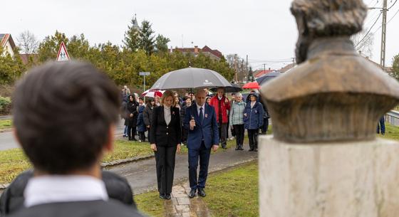 Kiállították az esőbe az iskolásokat az olaszliszkai megemlékezésen, miközben a politikusok ernyő alatt álltak