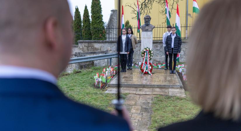 Esőben áztak az iskolások az olaszliszkai ünnepi megemlékezésen