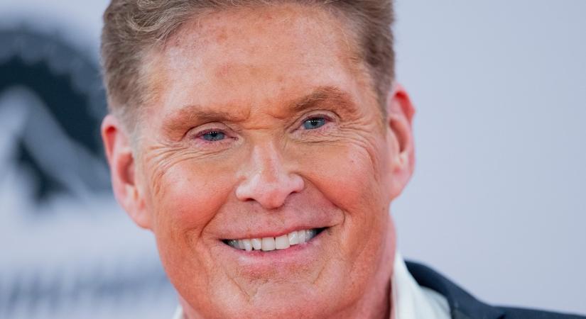 Szinte rá sem lehet ismerni! David Hasselhoff teljesen összetört volt felesége halála után: soványan és szomorúan fotózták le