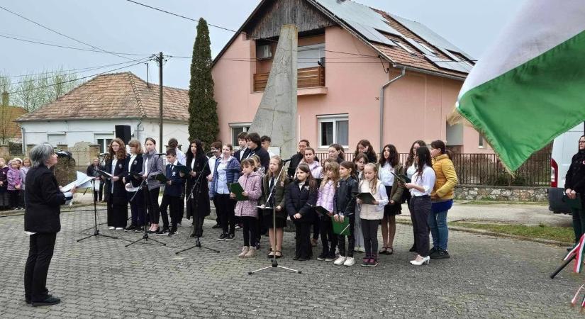 A forradalmi hősök előtt tisztelegtek Bakonyszombathelyen