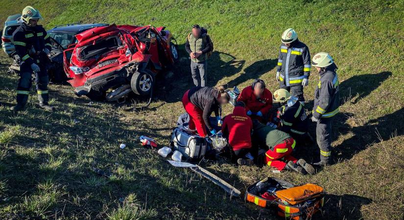 Megrázó helyszíni felvételek érkeztek az M35-ösön történt tömegbalesetről