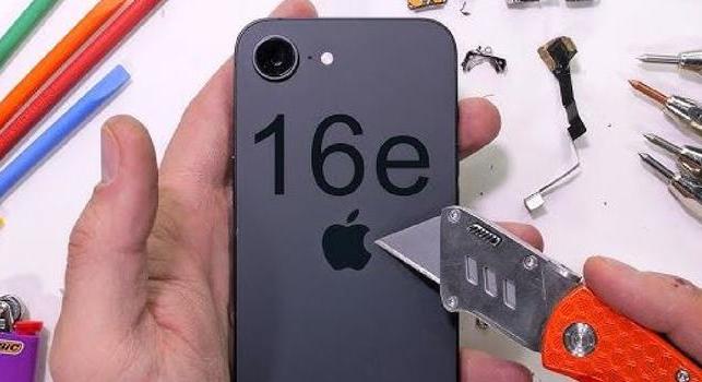 Karcolják, égetik: meggyötörték az új „olcsó" iPhone-t