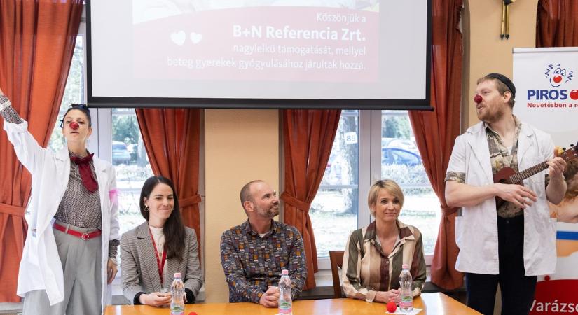 A gyerekeknek nem sajnálat, hanem erő kell a gyógyuláshoz - Hosszú távú együttműködést kezdett a bohócdoktorokkal ez a magyar cég